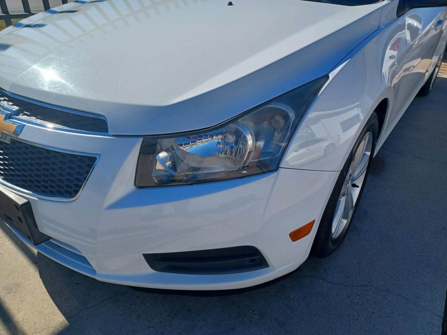 2014 WHITE /GRAY Chevrolet Cruze LT (1G1PE5SB0E7) with an 1.4L I4 TURBOCHARGER engine, AUTOMATIC 6-SPEED transmission, located at 2001 E. Lancaster, Ft. Worth, 76103, (817) 336-7000, 32.746181, -97.301018 - Photo#3